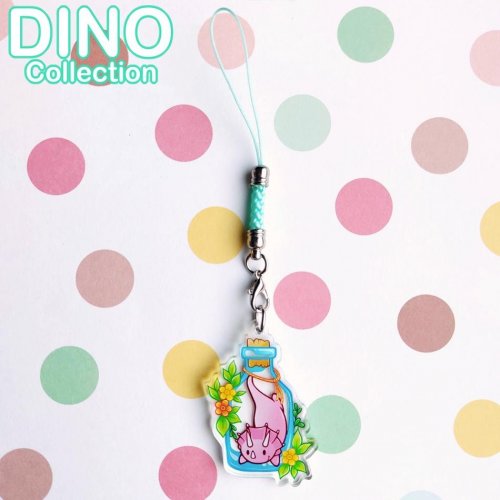 K�nnykk�koru: Dino Collection - Bottle Triceratops Phone Charm (