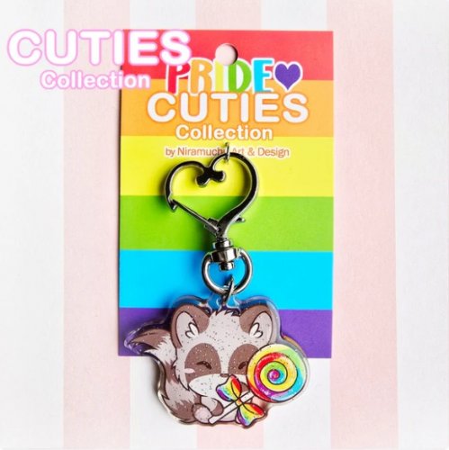 Avaimenper�: Cuties Pride 2025 - Raccoon Glitter Keycharm (4.5x3.5cm) (Niramuchu)